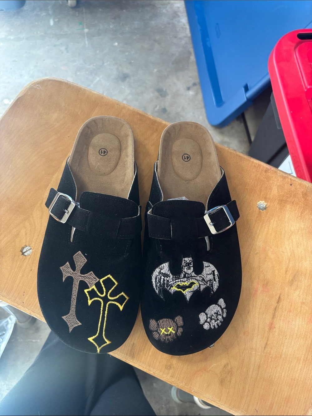 Men’s size 41 clogs